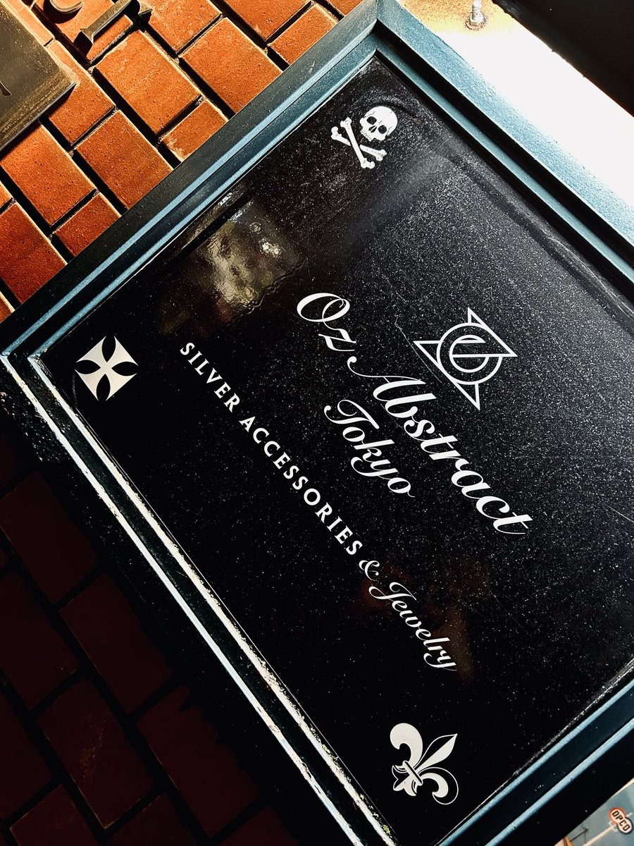 วันนี้มาซื้อเครื่องเงิน (แหวน, สร้อย) ต่างๆ ที่ Oz Abstract ไม่ได้แวะมาที่นี่หลายปี ยังทำของเท่ๆ ออกมาเหมือนเดิมเลย 

เดินเล่น Omotesando ต่อสักพักค่อยกินเหล้า~ อากาศ autumn 15 องศากำลังน่าเดินเลย 

ป.ล. - วันนี้ธีมสีแดง 🩸
        - ใส่กางเกงขาสั้นอยู่ ไม่ได้มีแต่เสื้อนะ 55