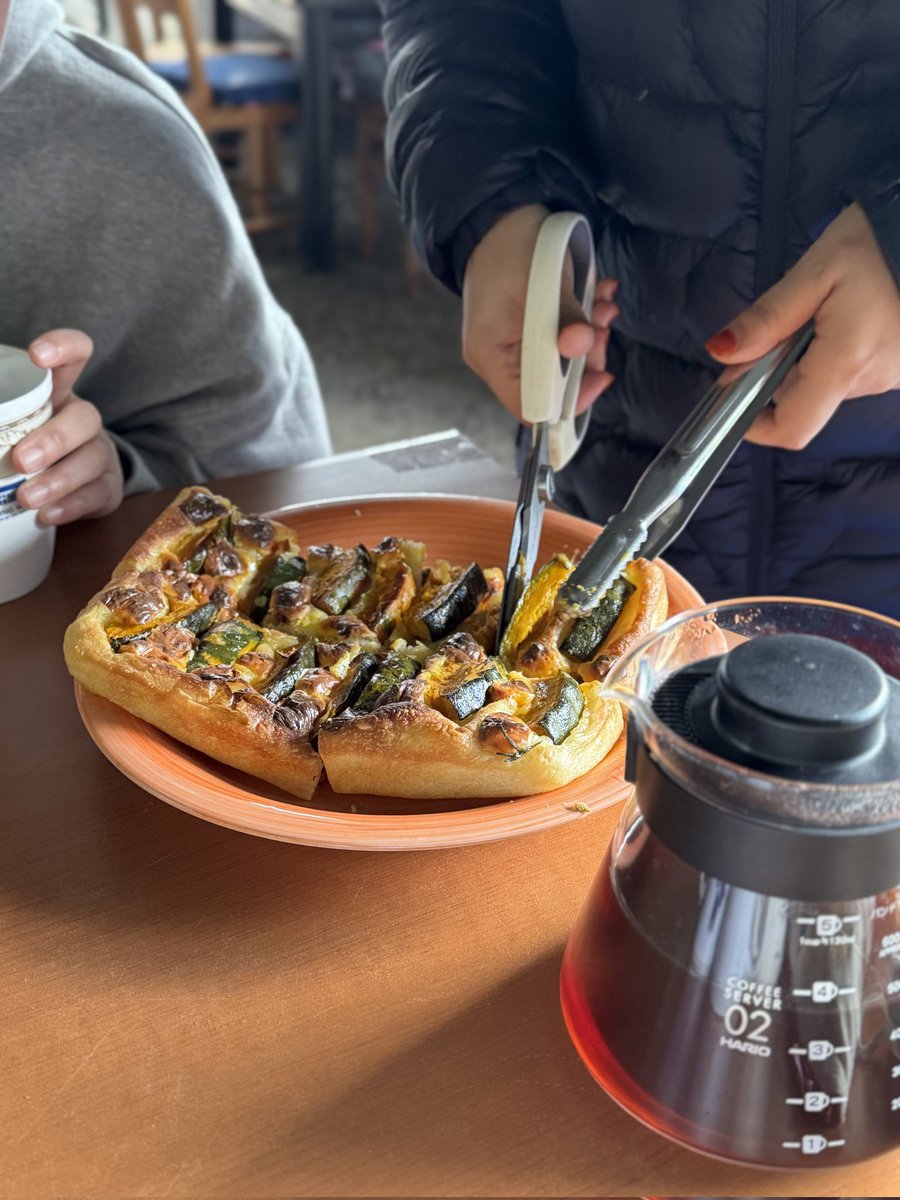 친구들이 밭에 놀러 와서 하룻밤 자고 갔다. 밤에는 쏨땀 만들어 주고, 다음 날 아침에는 포카치아 굽고 드립 커피 내려줬더니 너무 좋아해 줘서 뿌듯하네. 이때 재료로 쓴 차요테, 당근, 마늘, 땅콩, 토마토, 로즈마리, 단호박 등등이 다 우리 밭에서 나온 거라 더 뿌듯했다. 😝