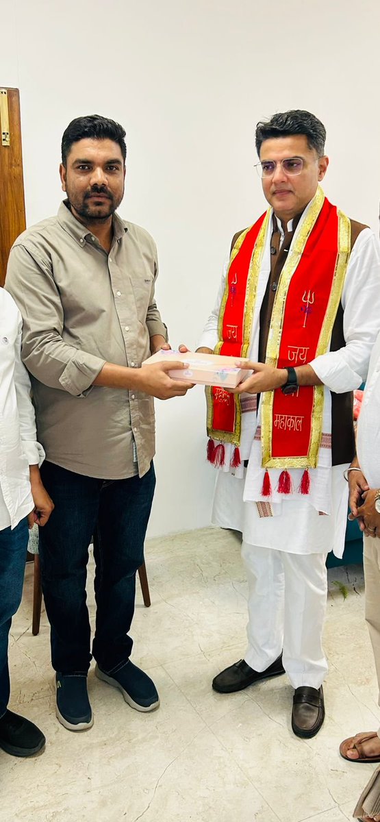 आज दिल्ली स्थित पायलट आवास पर राजस्थान के पूर्व उपमुख्यमंत्री, जनप्रिय नेता  आदरणीय श्री सचिन पायलट जी से बड़े भाई राहुल खेड़ली जी ने मुलाकात की।
दीपावली की हार्दिक शुभकामनाएं दीं और उनका आशीर्वाद प्राप्त किया। 🌸🙏

<a href="/Rahulkherli1/">राहुल खेडली</a>
<a href="/SachinPilot/">Sachin Pilot</a>