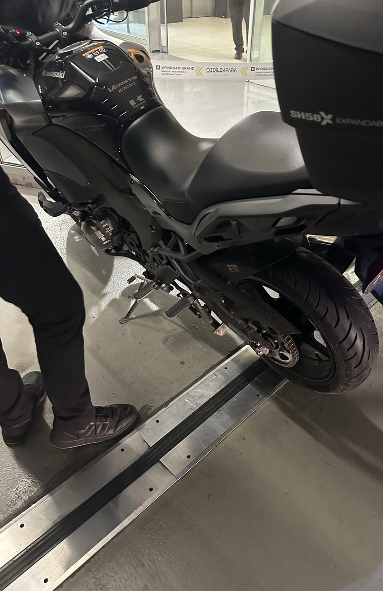 Şirket etkinliğinden birinin motoruyla döndüm boğaz köprüsünden motorla geçmek AŞŞŞŞŞŞŞIRI keyifliymiş fena zevk aldım açık havada o rüzgarı yiyince o zehri alıyorsun🔥🔥🔥🔥🔥😍😍