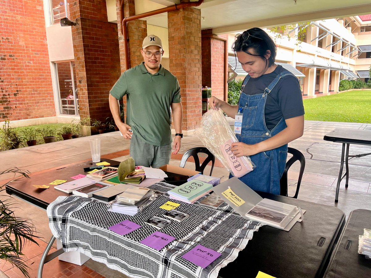 TheGUIDON's tweet image. ICYMI: Various collectives supporting the Palestinian struggle for liberation sold zines, poetry, and books at SEC A and SEC B Foyers for “The Frankfurter Flotilla: Latag-Aklat at Talakayan para sa Palestina.” The book fair was held on October 16 to 17, and was spearheaded by the…
