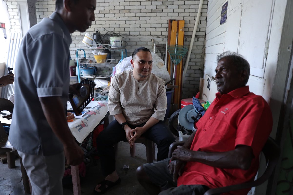 farhanfauzi_my's tweet image. Menjelang sambutan Deepavali yang penuh makna ini mengingatkan bahawa saya dengan seorang warga emas yang tinggal bersendirian, Encik Neelawathy di Semambu, Kuantan.

Walaupun hidup bersederhana, senyuman dan kesyukuran yang terpancar di wajah beliau cukup menyentuh hati. Itulah…