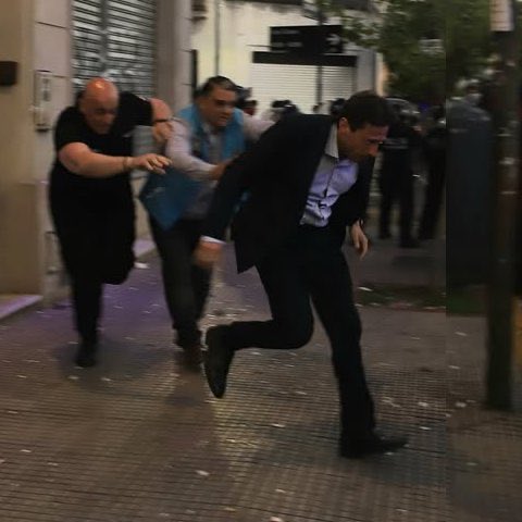 Hoy los jugadores tienen que correr y entregar todo como lo hizo el. Deben dársela solo a sus amigos, como en los negocios q hizo el. Saber cuando guardar la pelota , como lo hizo el con los dólares. En en área, engañar a todos como lo hizo el. Vamos #SanLorenzo