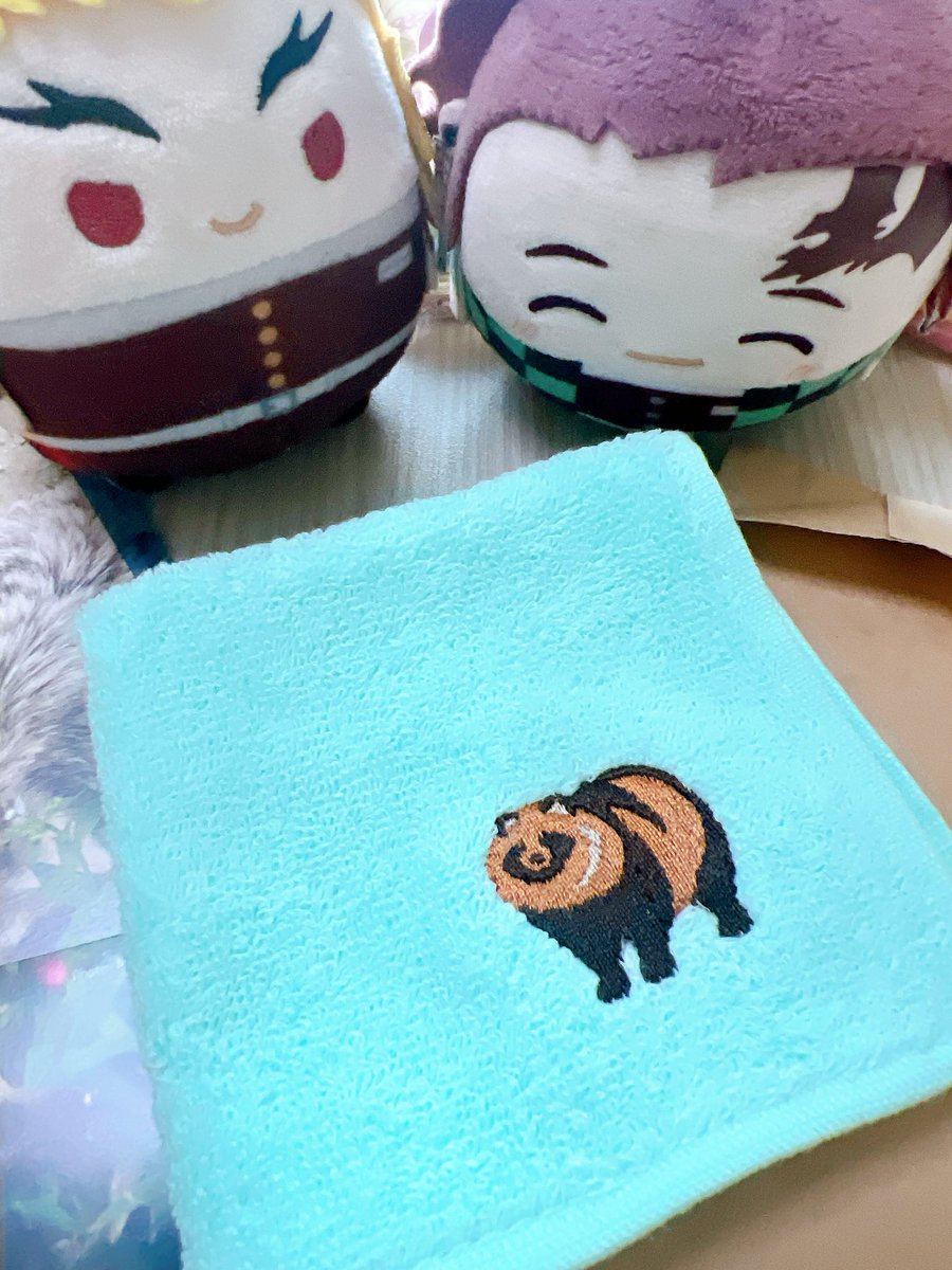 そしてそう！これ！みて！！
昨日お使いした後歩いていたらご自身で撮影されたきつねとたぬきのグッズを売られているブースがあってリアルたぬきのめっかわ刺繍ハンカチをお迎えしました🥹🫶
他にもカードとかアクスタとかポーチとか色々あったの全部めちゃくちゃ可愛かった〜大切に使わせて頂きます✨