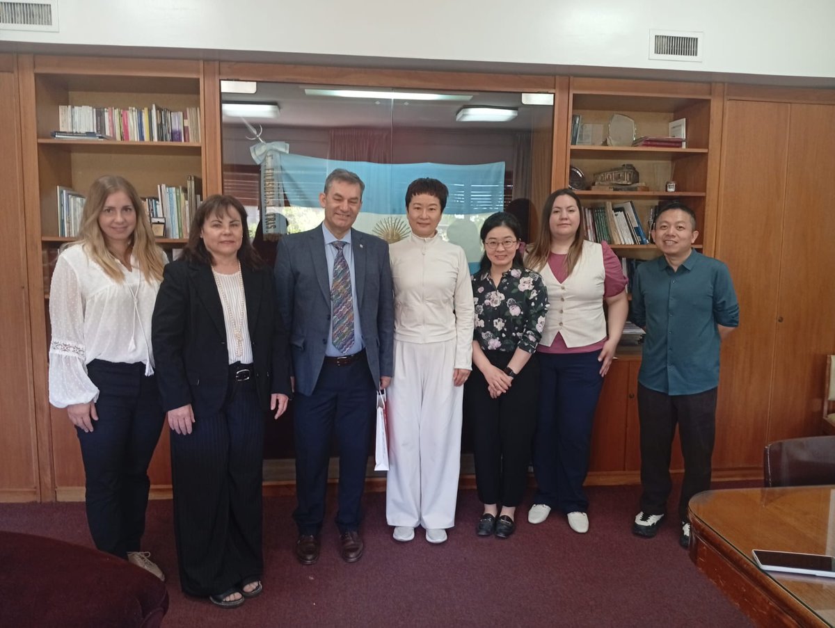 Nuevos puentes con China 🇨🇳🤝
Encuentro con la Dra. Yan Wei (Univ. Normal Nanjing) y la Dra. Yang Juan (Inst. Confucio Mendoza) en <a href="/FfylUncuyo/">ffyl_uncuyo</a> para impulsar futuras colaboraciones académicas <a href="/UNCUYO/">UNCUYO</a>