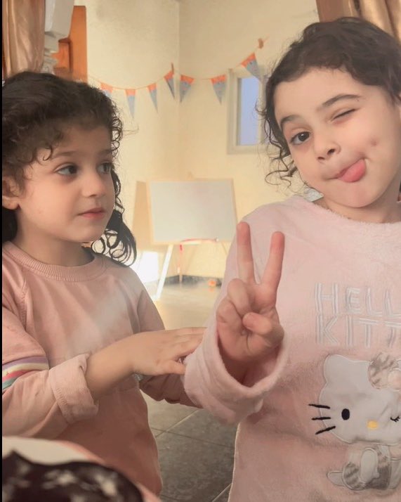 لا أعلم كيف يكون وقع الفقد في قلوب الصغار..
لكنني لا أنسى وقع كلمات نور ابنة أخي، حين حادثتني ذات مرة وقالت:
“بتتذكري يا عمتو لما كنا نيجي ونلعب عندكم؟
بتتذكري يا عمتو لما كنتِ تعمليلنا بان كيك؟”

هل أنسى يا نور؟
هل أنسى معنى أن نعيش على حسّ صغارنا؟

في هذه الصورة نور..  الناجية