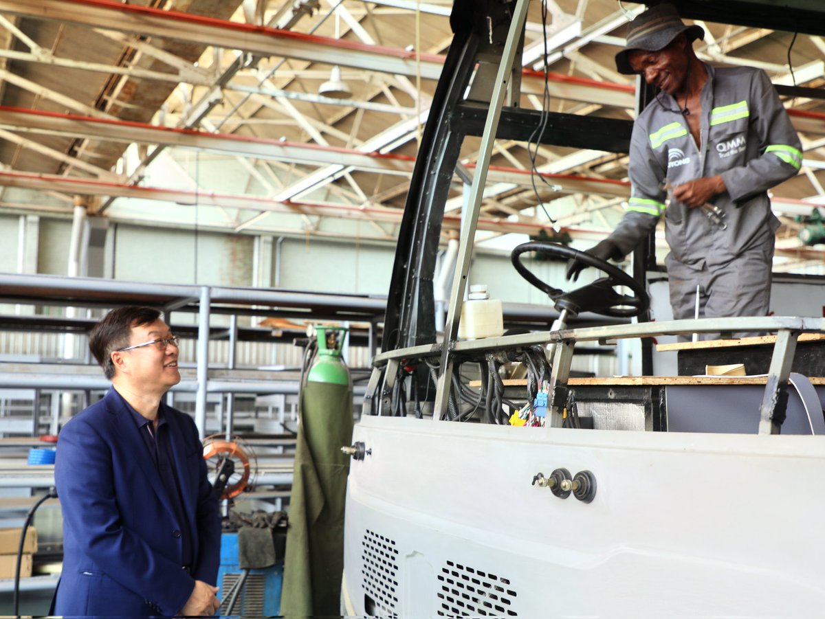 Kaguvi_news's tweet image. As China supports Zimbabwe’s re-industrialization, the partnership stands as a symbol of South–South cooperation — built on trust, technology, and a shared dream of prosperity. 🌏🤝
#ChinaAfrica #ZimbabweDevelopment #EconomicPartnership