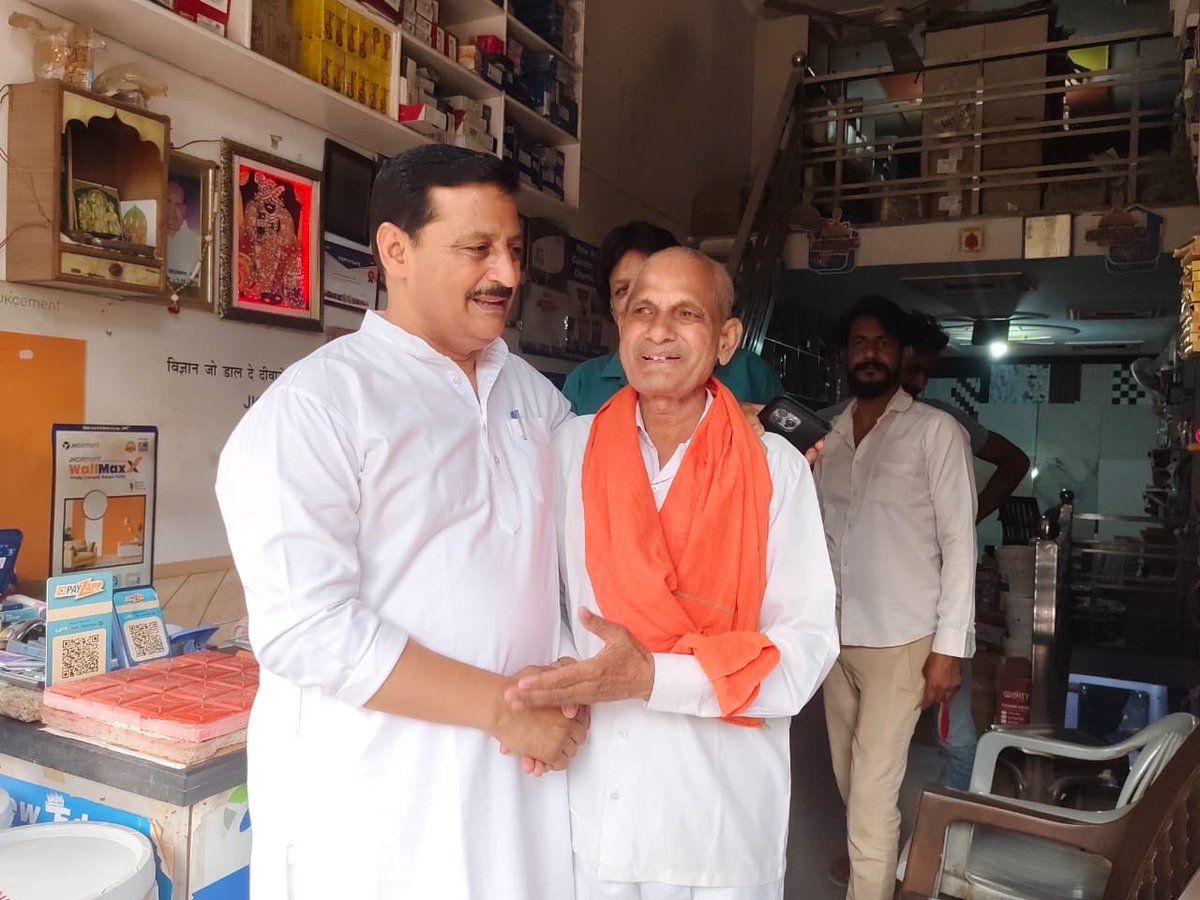 ErMammanKhan's tweet photo. आज फिरोजपुर झिरका शहर में अपने शहर की सम्मानित जनता से आत्मीय मुलाक़ात कर दीपावली की शुभकामनाएं एवं बधाई दी! इस अवसर पर सभी के साथ मिलकर दीपावली के पावन पर्व की खुशियों और उत्साह को साझा किया किया! इस शुभ अवसर पर मैं यह कामना करता हूँ कि दीपों का यह पर्व हम सभी के जीवन में खुशहाली, सुख- समृद्धि, प्रेम और भाईचारे का उजाला फैलता रहें है! इस दौरान आप सभी के द्वारा भी दी गई  दीपावली की शुभकामनाओं के लिए मैं आभार व्यक्त करता हूं!
# Happy Diwali