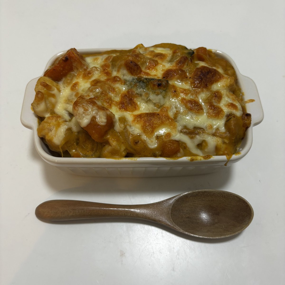 3co6q's tweet image. 159cm 41〜42kgをキープ中の1日の食事♩
朝:納豆卵かけご飯 377kcal
昼:ネギ塩豚レモンうどん 387kcal
夜:鶏胸肉のかぼちゃグラタン 510kcal
おやつ:ロッテ グラノーラチョコバー 139kcal
計 1413kcal✨️