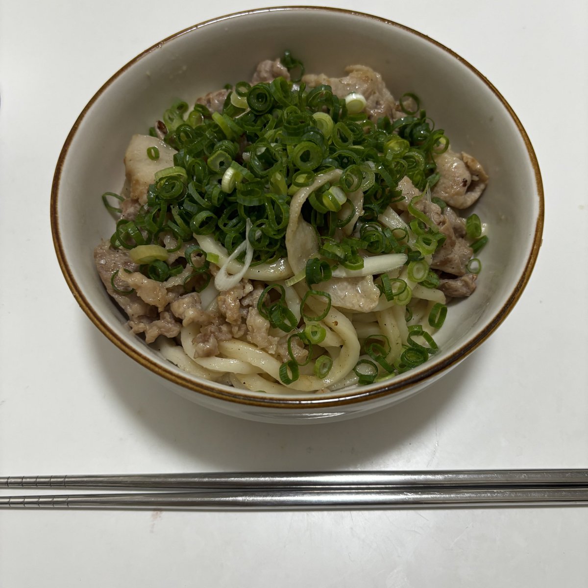 3co6q's tweet image. 159cm 41〜42kgをキープ中の1日の食事♩
朝:納豆卵かけご飯 377kcal
昼:ネギ塩豚レモンうどん 387kcal
夜:鶏胸肉のかぼちゃグラタン 510kcal
おやつ:ロッテ グラノーラチョコバー 139kcal
計 1413kcal✨️