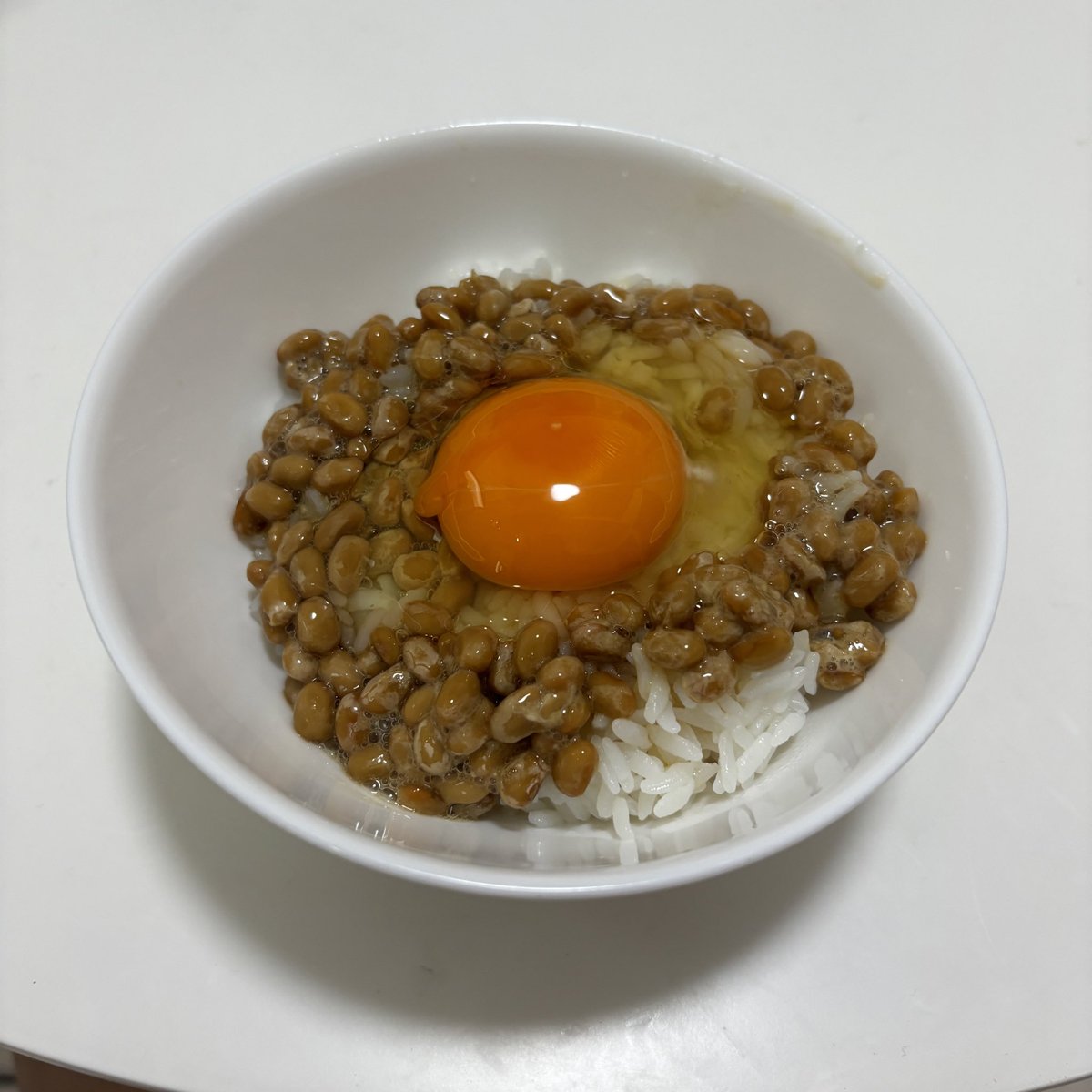 3co6q's tweet image. 159cm 41〜42kgをキープ中の1日の食事♩
朝:納豆卵かけご飯 377kcal
昼:ネギ塩豚レモンうどん 387kcal
夜:鶏胸肉のかぼちゃグラタン 510kcal
おやつ:ロッテ グラノーラチョコバー 139kcal
計 1413kcal✨️