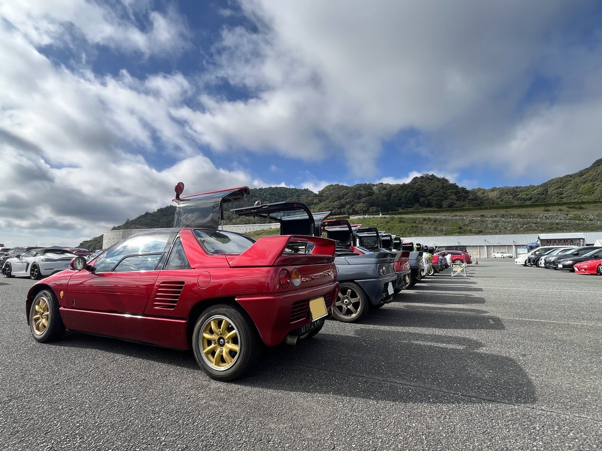 Hidebairi's tweet photo. 先日のイベントで参加者さまの車を拝見させてもらっていたら車載オーディオのCDのスロット部分にスマホのホルダーを付けておられる方がいて驚愕
イベントで他の方の車を見たり仕様を聴いたりするのって本当に大事だなと

#GetRide!AZ-1 https://t.co/BuRzaPT0Bw
