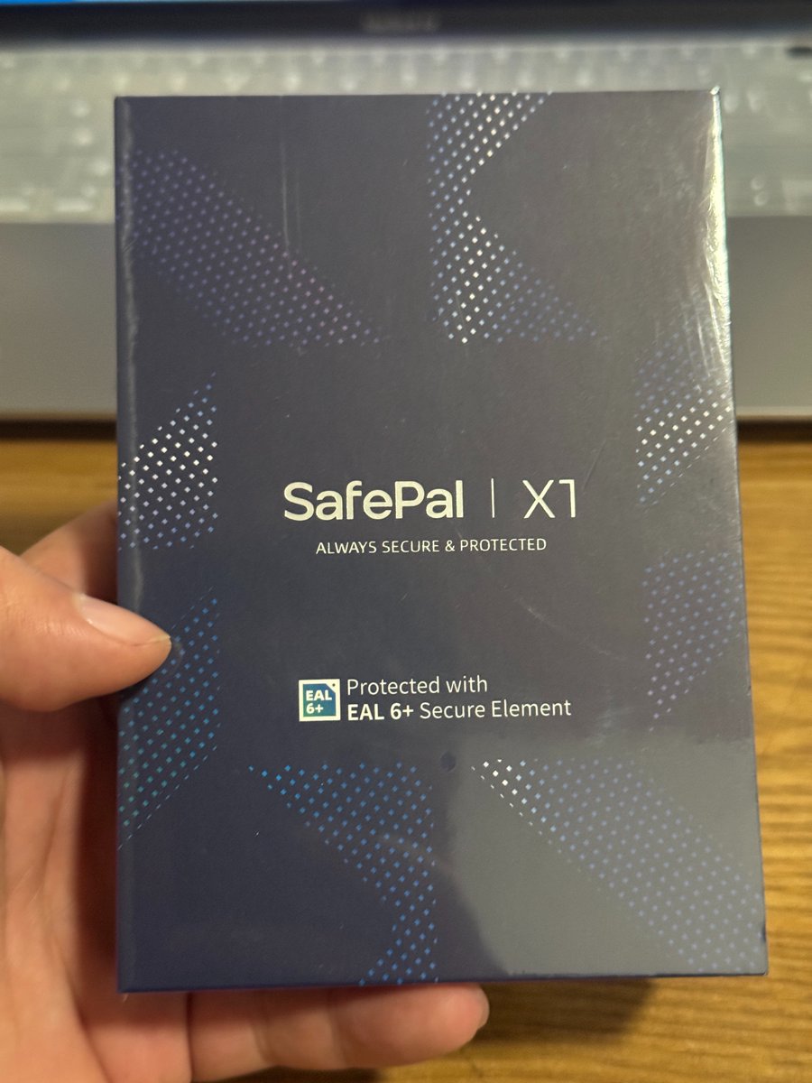 cryptoGFG's tweet image. 🎉 抽奖活动 🎉
我最近收到了一些超酷的 SafePal 周边，现在决定随机送给 4 位幸运小伙伴！奖品包括：

🎁 奖品：
3 双袜子，3 件T恤，3 包冰箱贴，3 顶帽子
1 个冷钱包

🔥 参与方式：
1️⃣ 关注
@Web3Lannie 与 @0xA96
2️⃣ 转发本条推文
3️⃣ 评论区随意留言

⏰ 抽奖将在 10月25号结束
💥