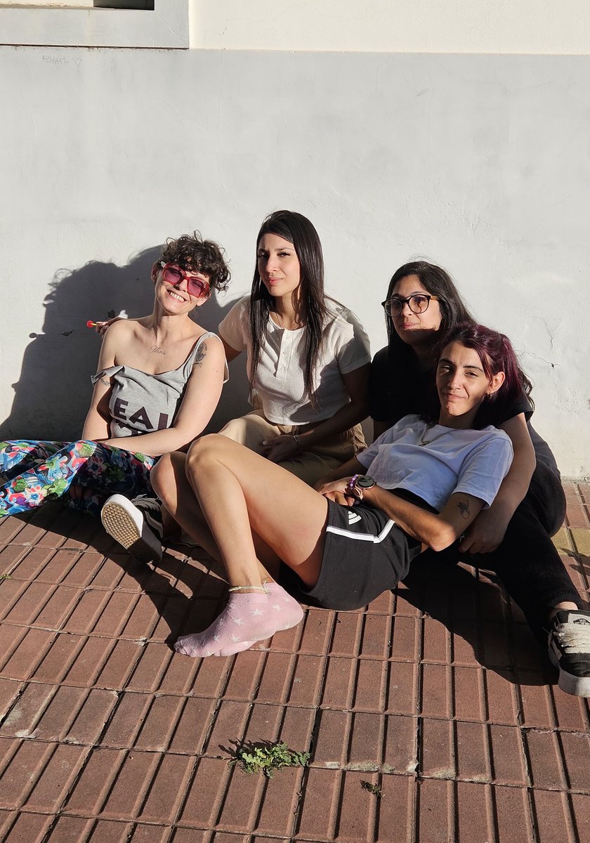 🔵 Lo q importa de una foto es cómo captura un momento q nunca volverá. La unidad familiar siempre es un desafío y solo el amor construye. Paciente, entregado, incondicional. Hemos logrado mucho, aunq quieran convencernos de lo contrario!! Buenas semana compañeros y compañeras!!