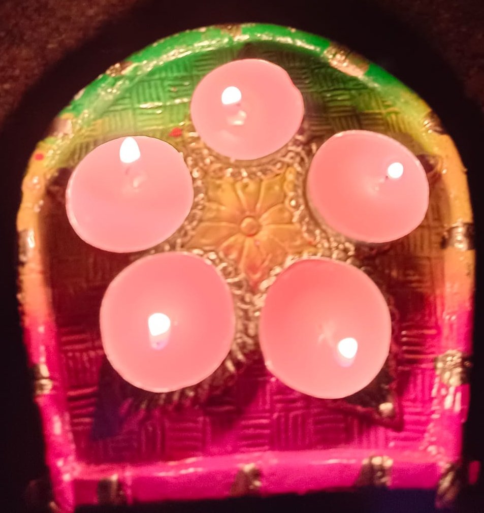 अपने साथहो
गैरोंसे ना बैरहो
ऐसी सबकी दिवालीहो

अच्छाई बस याद रहे
नादानियाँ माफ़हो -

आँखोंमें प्रेम
होठोंपर मुसकान हो-

शिकवे शिकायते माफ़हो
गलतफेमियाँ साफ़हो -

दुःख दर्द सब दूर रहे
खुशियोंकी बस बातेहो -

मुँह में मिठास
घर आँगन में जलती बातीहो
ऐसी सबकी दिवालीहो
#mg #HappyDiwali