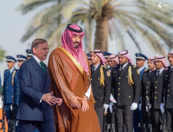 وسائل إعلام باكستانية:

رئيس الوزراء الباكستاني "شهباز شريف" سيتوجه إلى المملكة العربية السعودية الأسبوع المقبل، في زيارة رسمية تستغرق ثلاثة أيام 🇸🇦🇵🇰