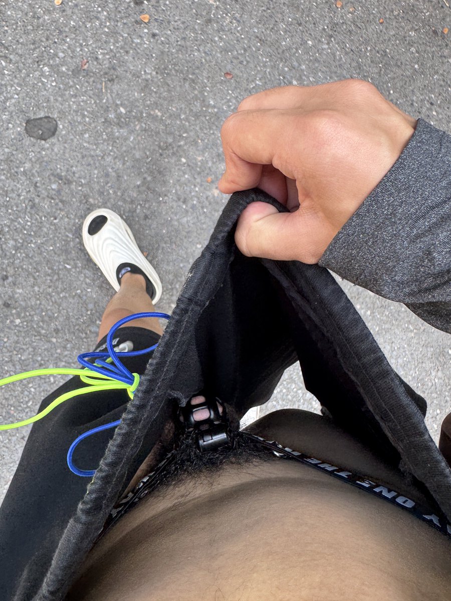 今天穿这衣服 下面被锁着 别人都说我是阳光体育男大 下面看着也大 我笑了笑 看到帅哥有生理反应的时候才发现自己和他们不一样 他们才是真正的男人 象征雄性骄傲的生殖器可以自由勃起 而我的狗屌却只能锁起来流水 就算开锁了 也只是排出锁狗的劣精🐶#大连 #伪s #锁狗 #反差 #男大 #暴露 #体育生 #gonner