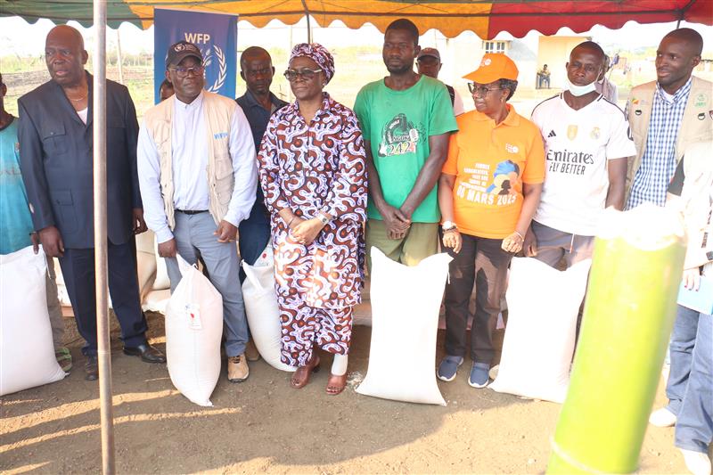 PamCongo's tweet photo. On World Food Day, WFP in 🇨🇬, together with the Ministry of @Aff_Sociales_CG, carried out a food distribution for indigenous communities in Moufilou, Mayeye district (Lékoumou dept). A concrete step to strengthen resilience and fight hunger. #WorldFoodDay2025 #ZeroHunger #Congo https://t.co/xkV4malua6