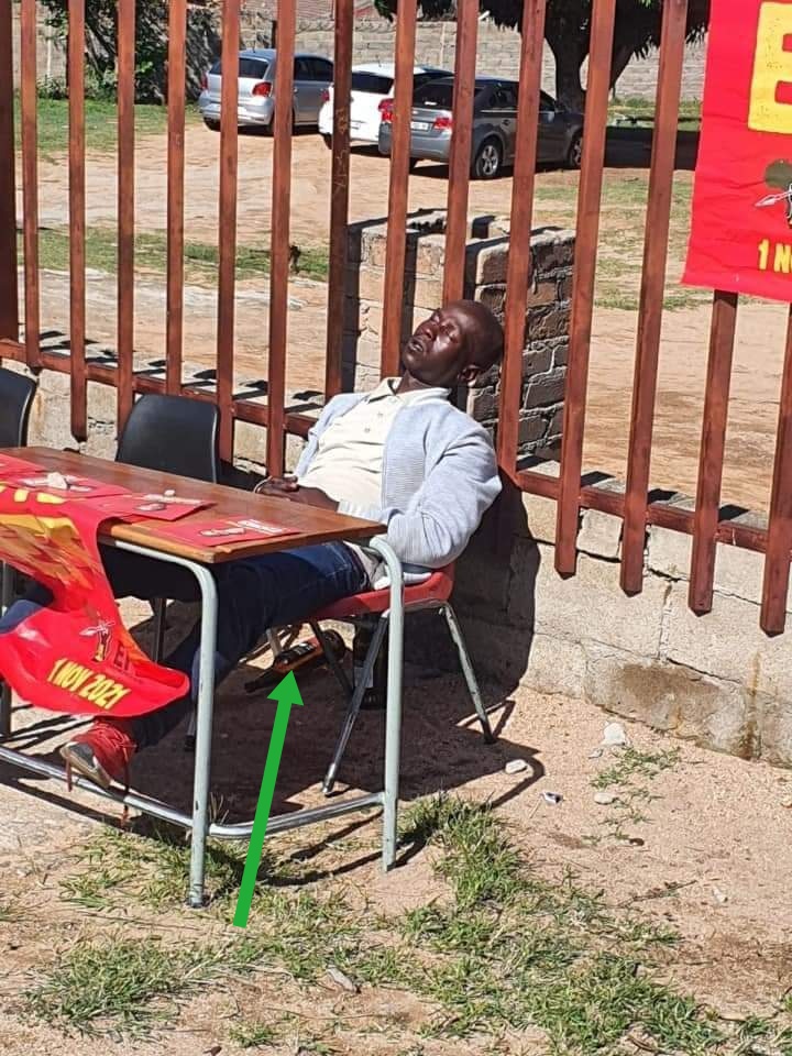 EFF drunkards: " lazy, 30% sassa kids didn't know frontline states"

EFF will humiliate and insult Black South Africans just to please foreigners. Malema  deployed them against South Africans.