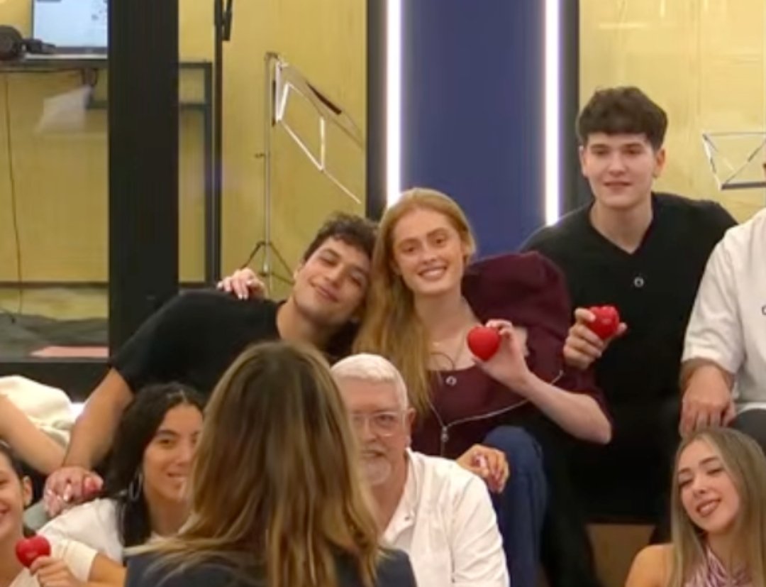 La forma en la q les importa un pito el invitado pq lo importante es cruzarse media sala para salir juntos en la foto 🤣 #OTDirecto20O #ovinho