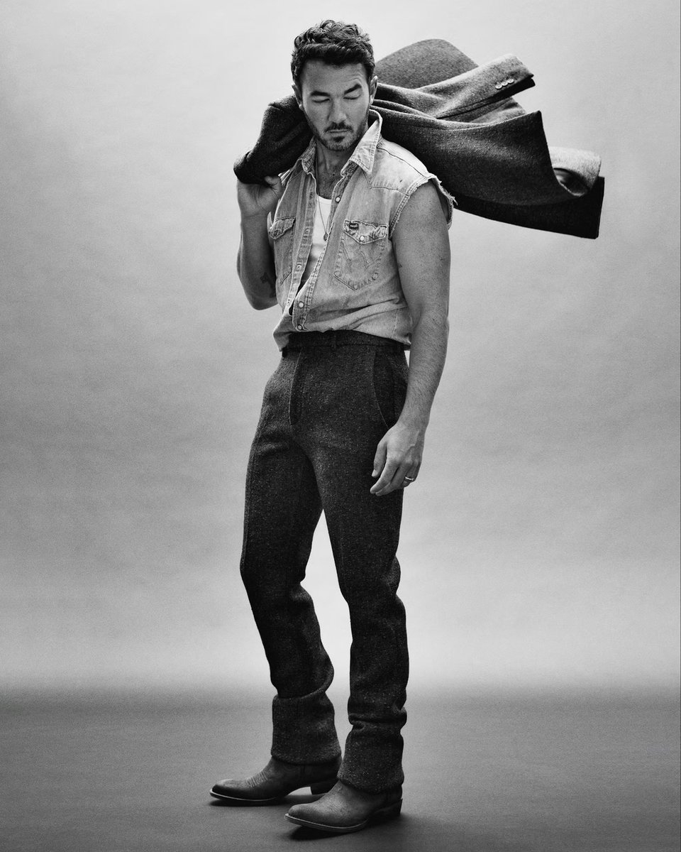 Jonas_DailyNews's tweet photo. Kevin Jonas photographed for Esquire. https://t.co/Za2D6K4Ifs