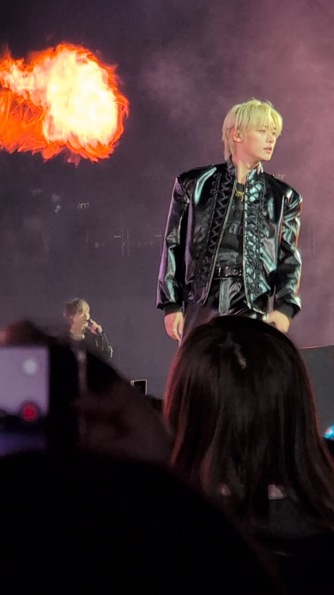 Noooo don't get hit by a meteorite Lee Know

#dominATE_celebrATE