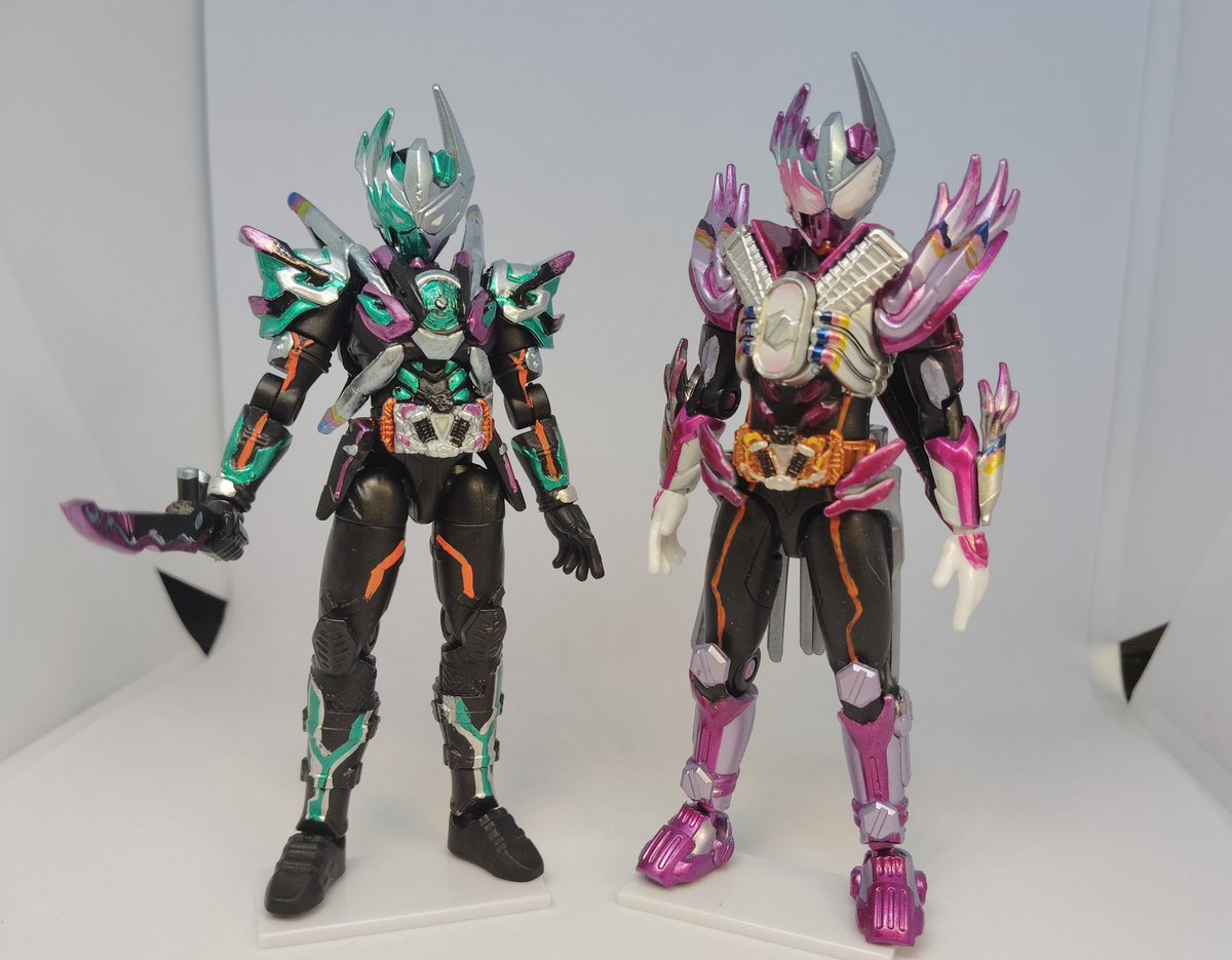 【仮面ライダーヴァルバラド鏡花（試作量産型ヴァルバラド）】
枝見鏡花が量産型ヴァルバラドライバーとレプリマッドウィール、レプリバグレシアで変身するライダー。
黒い炎の力を疑似的に再現した特殊な錬成が可能。
「ヴァルバラド鏡花」はあくまでも自称である。

#装動 #装動新戦士