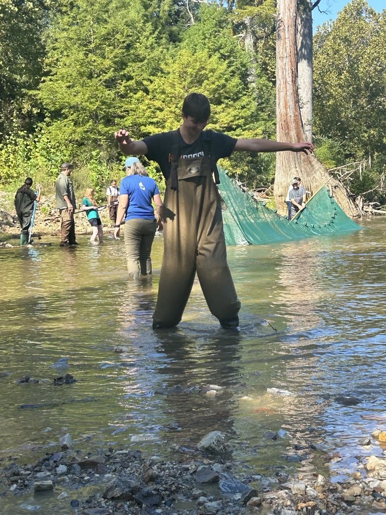 pcssdschools's tweet photo. 🚰 With guidance from Central Arkansas Water’s watershed management team, students from Maumelle and Robinson High Schools' AP Environmental Science classes got hands-on with science at Lake Maumelle—Central Arkansas’s primary drinking water source! 💧 https://t.co/Aeiz4J6K2d