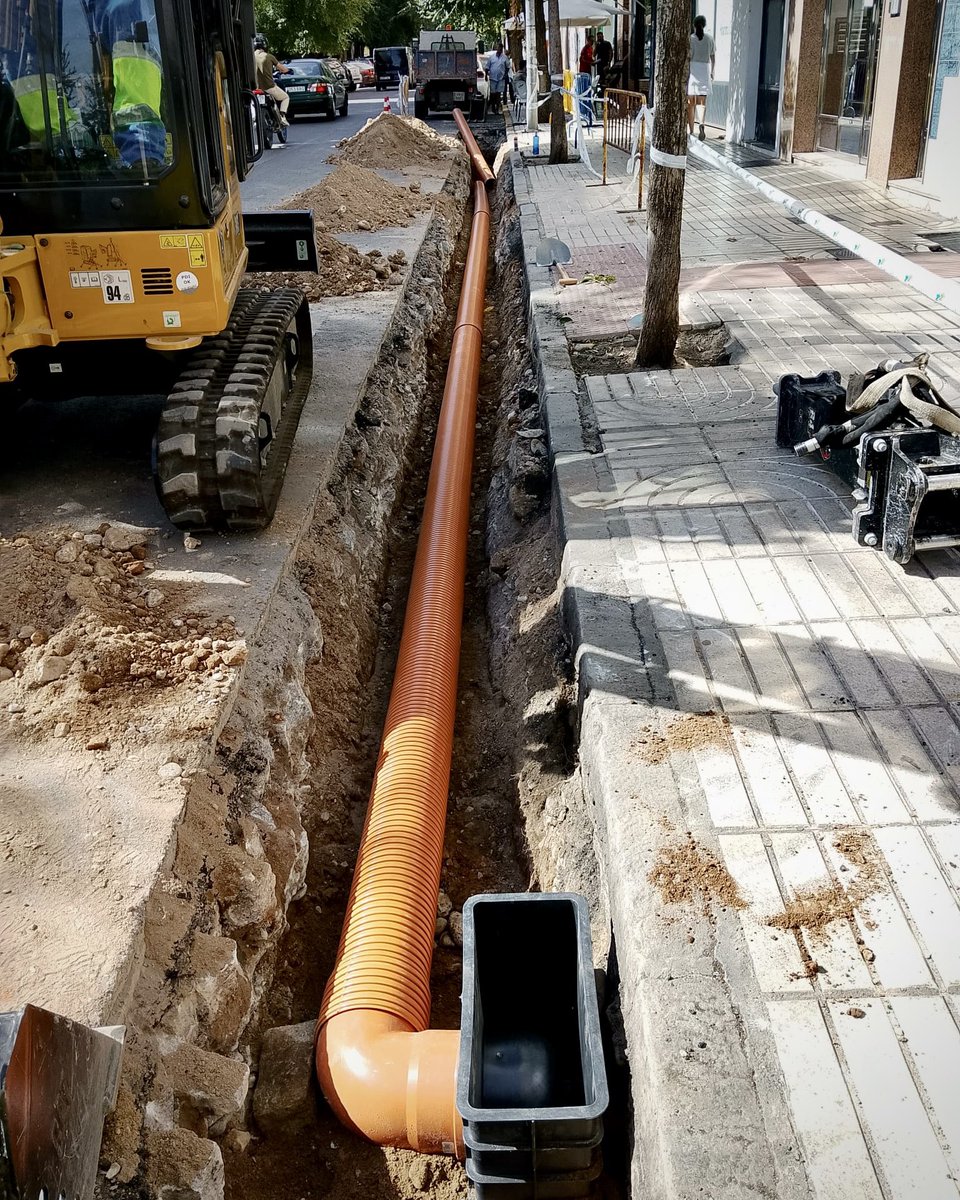 ✅🏗️ Renovación de las instalaciones y redes de #abastecimiento en la ciudad con el fin de evitar acumulación de aguas pluviales.

👷 En marcha la obra en Ronda del Pilar y después arrancará en María Auxiliadora para renovar los sumideros y tragantes en diferentes barrios.