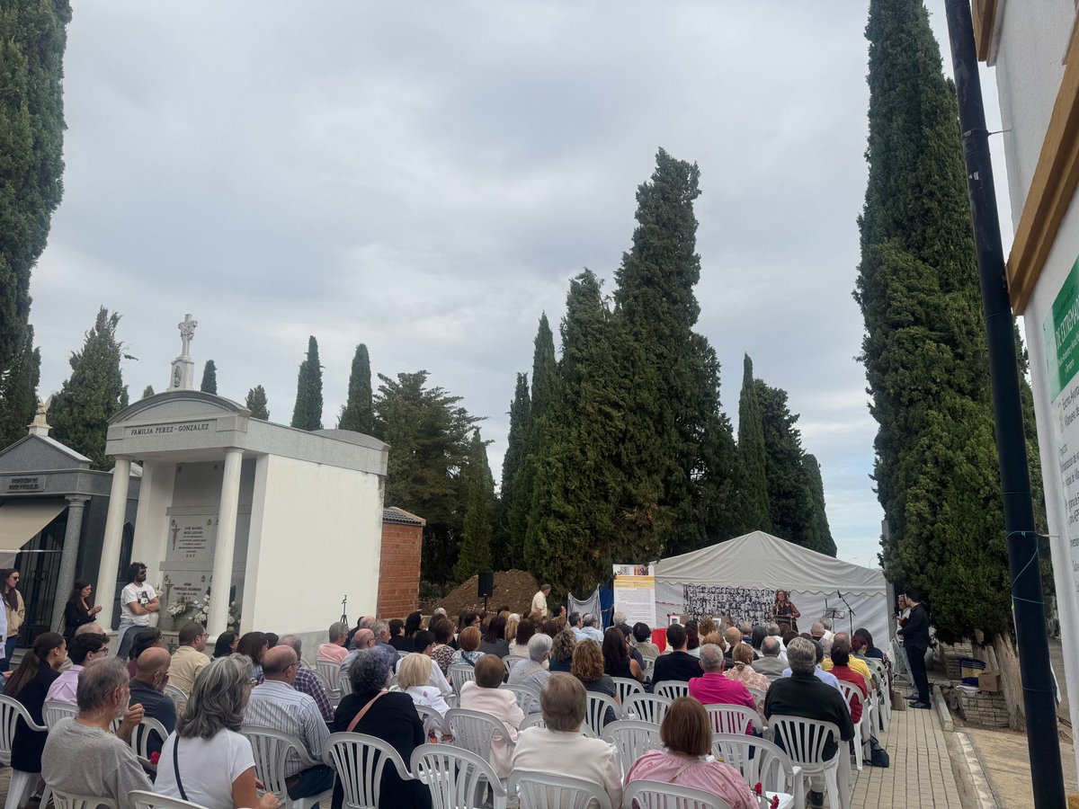 PsoeVvaSerena's tweet photo. 🌹 @anabelenfergonz  asiste al acto de homenaje a las víctimas del franquismo organizado por AFAMEVVA en la que se entregaron a sus familiares los restos de dos personas represaliadas.
https://t.co/xSLAljNB1U https://t.co/gK8McAPdLO
