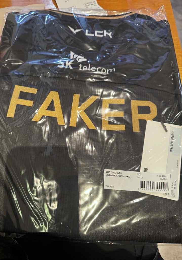 FotoCartPH's tweet photo. ic wts lfb

T1 Faker 2025 WORLDS UNIFORM JERSEY (₽6300) &amp; T1 Faker 2025 UNIFORM JERSEY (₽5800)

• size: M
• free isf &amp; lsf

onhand in Korea

free Faker photocard if getting both.

✨️DM me for inquiries✨️

#TogetherAs1 #T1atWorlds2025
#T1WIN #T1fighting https://t.co/XdLcgxtYXc