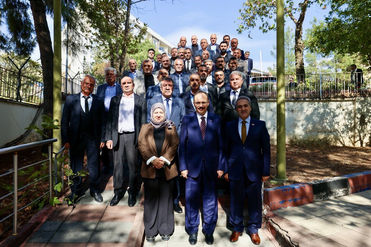 Valimiz ve Belediye Başkan V. <a href="/Dr_KemalKzlkaya/">Dr. Kemal KIZILKAYA</a>, #MuhtarlarGünü dolayısıyla Merkez mahalle ve köy muhtarlarıyla bir araya geldi. 🤝

Muhtarlarla samimi bir sohbet gerçekleştiren Vali Kızılkaya, onları misafir etmekten duyduğu memnuniyeti dile getirerek günlerini kutladı.