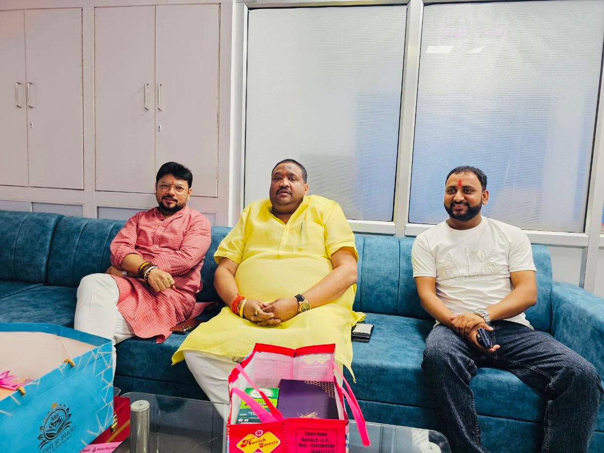 dheerusinghh's tweet image. लखनऊ में क्षेत्रीय उपाध्यक्ष, भाजपा अवध क्षेत्र, माननीय श्री @rahulrastogibjp जी भाई साहब से भेंटकर दीपावली पर्व की हार्दिक शुभकामनाएं एवं बधाई दी।
ईश्वर से यही प्रार्थना है कि यह पावन पर्व समस्त जनों के जीवन में सुख, समृद्धि और उज्जवल भविष्य का संचार करे।
आप सभी को दीपावली…