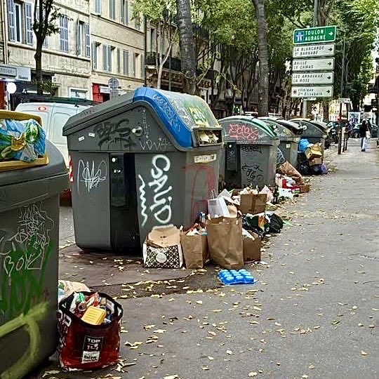 🗑️ 4e &amp; 5e arrondissements : les bacs débordent depuis des jours…
💤 La Métropole aux abonnés absents à #Marseille. 
Encore une « preuve d’amour » aux Marseillais·es signée Martine Vassal ? 💔