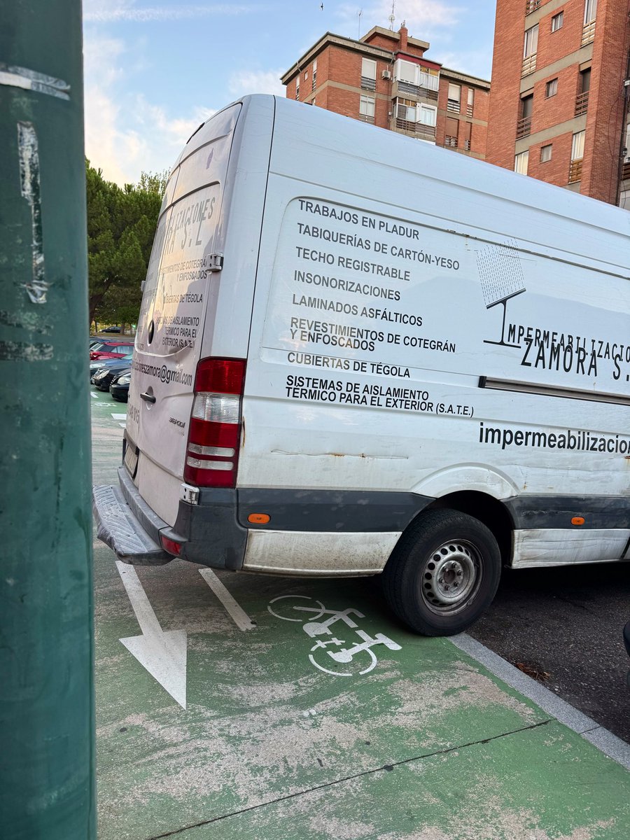😡 Cada día lo mismo: la acera-bici ocupada por coches. Los ciudadanos llevamos tiempo proponiendo soluciones, pero el Ayuntamiento, fiel a su inmovilismo, deja que los más vulnerables sigan perdiendo seguridad y derechos frente a los incívicos que abusan de su estatu quo 😶‍🌫️