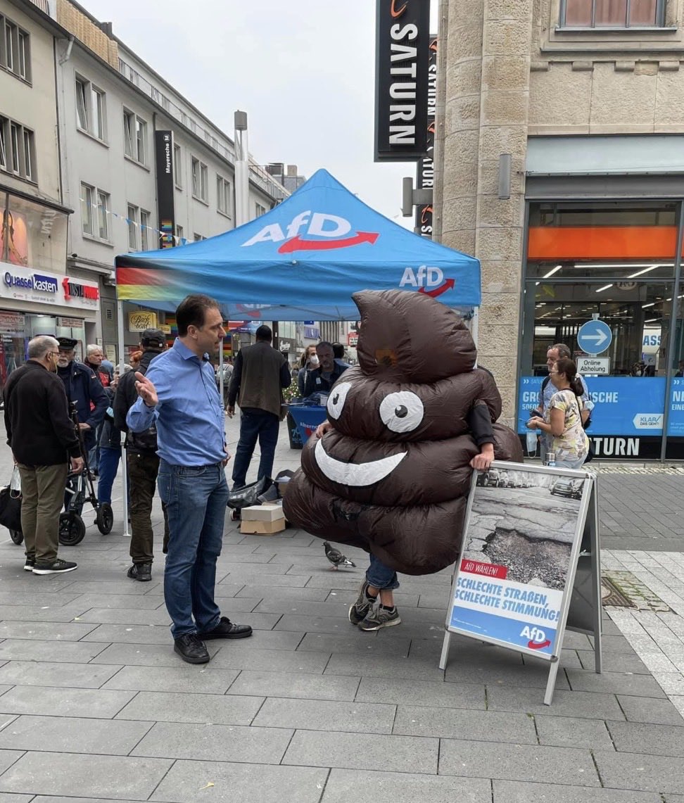 Faktencheck2030's tweet image. Rechtskonservative wollen:

Keinen Mindestlohn.
Keine Senkung der Stromsteuer für alle.
Sozialen Kahlschlag.
Rente mit 70.
48-Stunden-Woche.
Zuzahlung zu OPs für Alte.
Streichen des Pflegegrad 1.
Trotz Sparkurs - Förderung rechter NGOs.

Eventuell ist links nicht das Problem.…