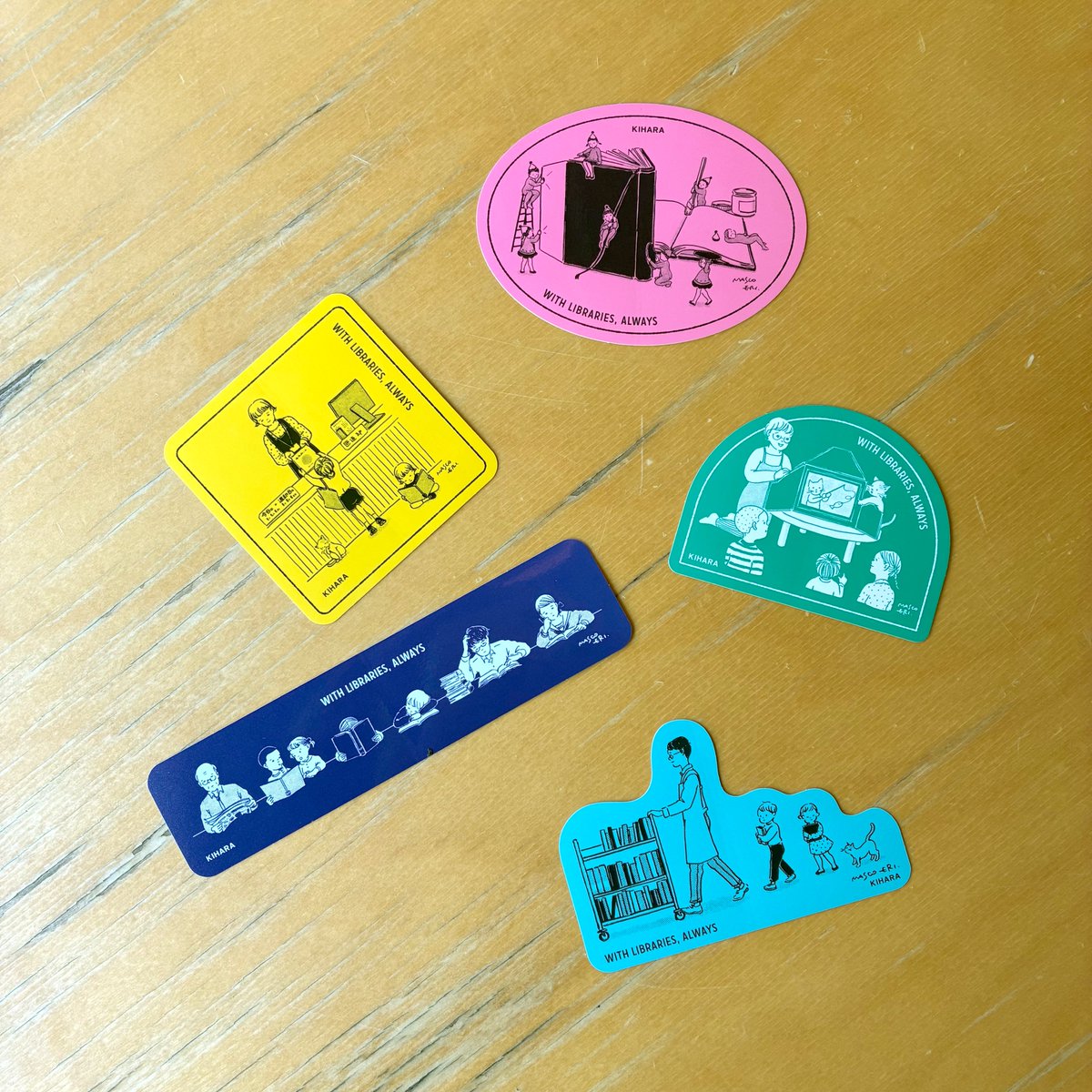 kiharalib's tweet photo. ますこえりさん(@mascoeri)コラボのステッカーはスマホにもぴったりです🤗
5種類ありますので、お気に入りのイラストを見つけてくださいね！✨
図書館総合展2025限定販売です！

#図書館総合展 #キハラ #図書館グッズ #ますこえり https://t.co/ENggBUxpZl