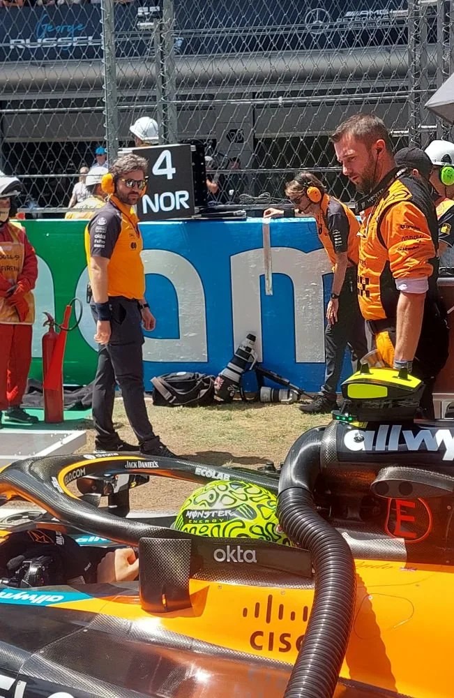 🚨 VAN CON TODO

Según revela The Race, la infracción del miembro del equipo Red Bull fue porque quisieron quitarle la marca que McLaren coloca a Norris en el muro para tener una referencia a la hora de colocarse en el cajón para la salida

ESTO ES FORMULA 1