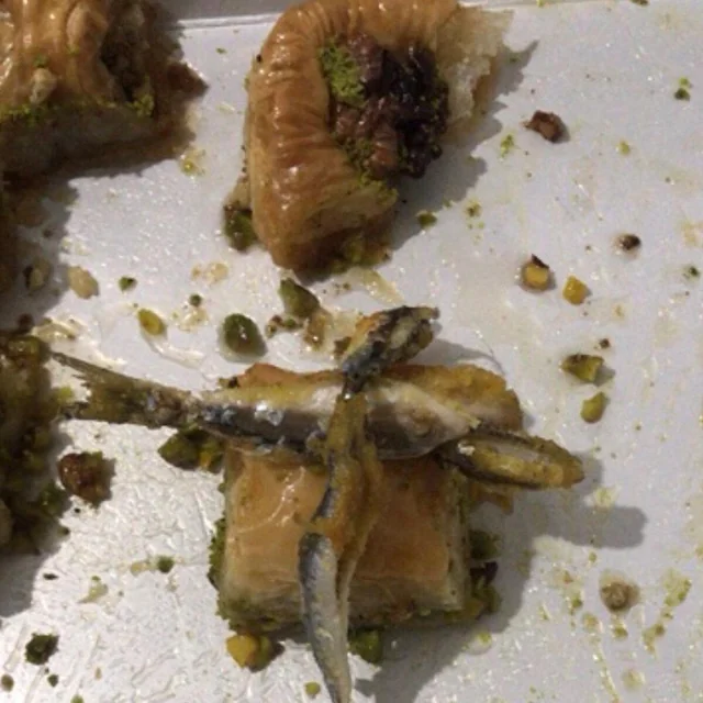 yemekten sonra da çayla beraber tatlı yemeden olmaz