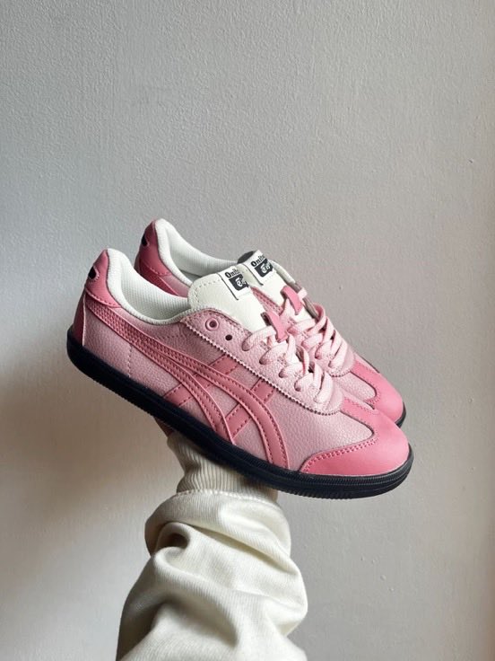 qtpilove's tweet photo. TOP 10 BEST SNEAKERS FOR WORKING ADULTS 🫶🏻

a thread https://t.co/A5rNUXehwe