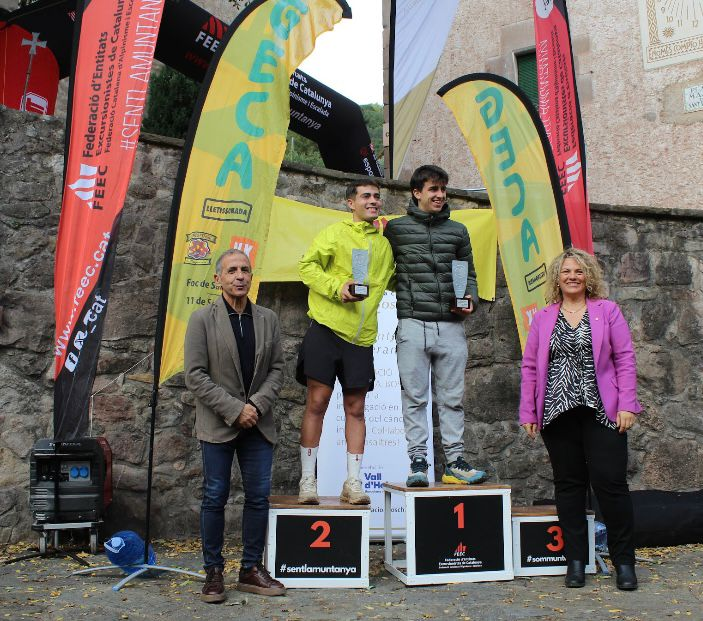 DiputacioGirona's tweet photo. ⛰️⏱️La 🔟a edició del #VertiKalm, que té el suport de la #DdGi, va batre el rècord de participació, amb 188 inscrits‼️
🏃♂️🏃♀️Amb un recorregut de 5 km i 1.000 metres de desnivell positiu, entre #SantPrivatdeBas i el Puigsacalm.
🟢Enguany, la prova coincidia amb la Copa Catalana i el Campionat de Catalunya de Curses Verticals.
🏅La diputada Imma Muñoz va participar en lliurament de guardons als guanyadors.