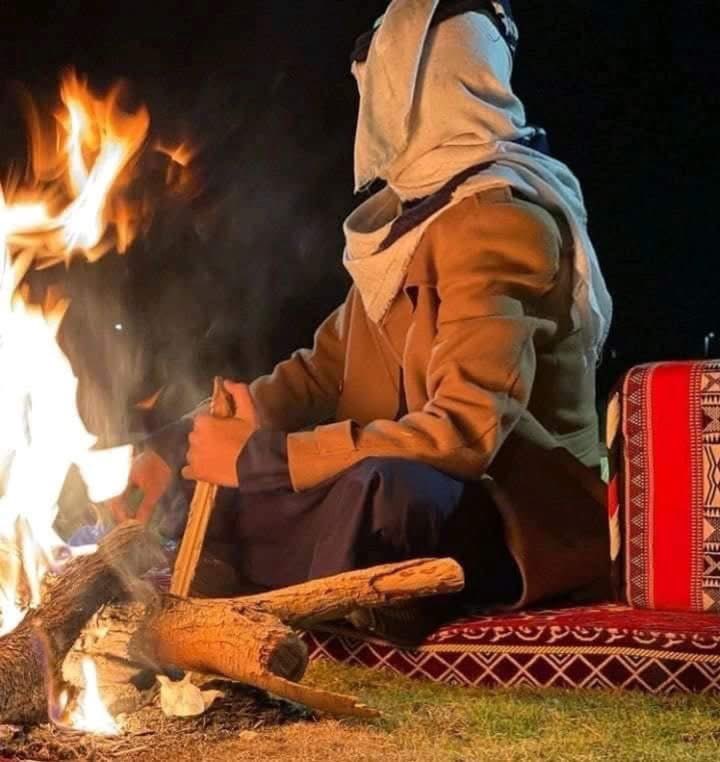 صاحب الحق تبات فيه القوله 
                       انكانهو حكا ع الحق يبقا هايم
وصاحب الزور الكل يجاروله 
                        حرام مايلومه عالسفاهه لايم
اي والله