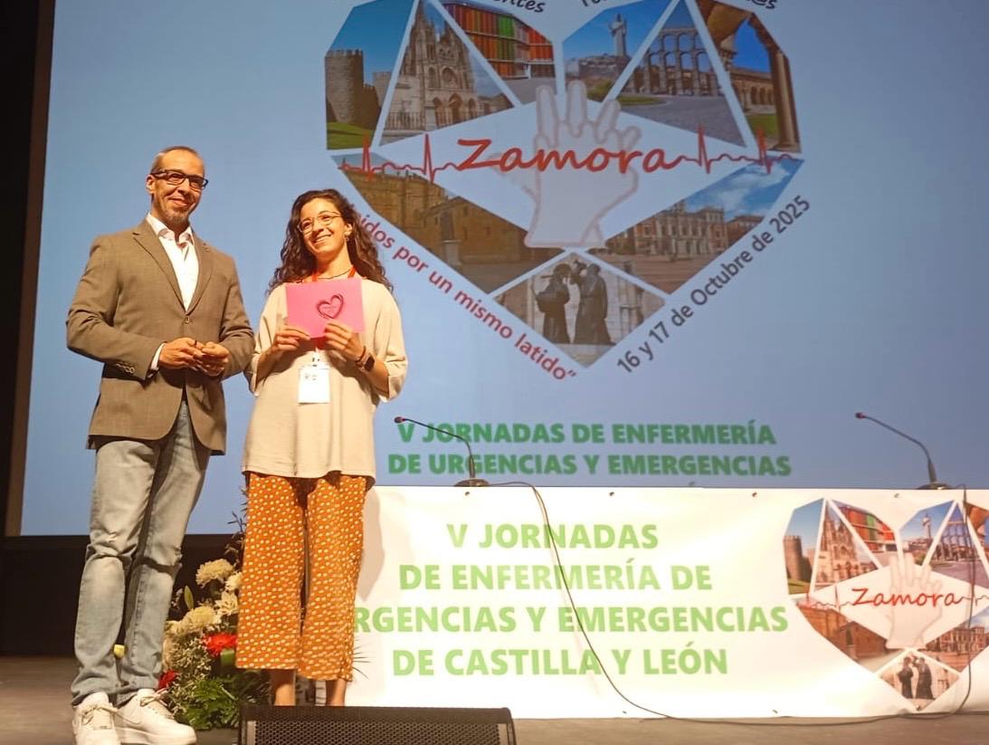 Enrique Vega, presidente autonómico de CSIF Sanidad Castilla y León, entregando uno de los premios en la V jornada de enfermería de urgencias y emergencias de Castilla y León. Dicha jornada tuvo lugar en Zamora el pasado 16 y 17 de Octubre.
#todoXlasanidad #urgenciasyemergencias