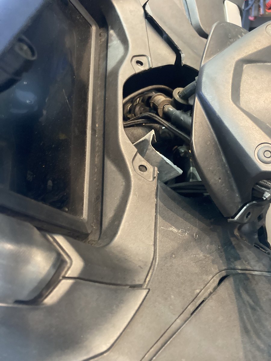 tmax560…
事故でお預かりです。
結構ダメージありますね。。