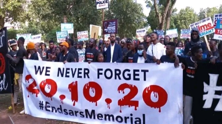 Donray__'s tweet image. 20.10.20
This time 5 years ago, we remember a moment of history when a generation stood up and echoed in one voice #EndSARS #endpolicebrutality
But the Nigerian government had another plan, to end the peaceful protest in massacre.
To the fallen heroes, God rest your souls.🕊