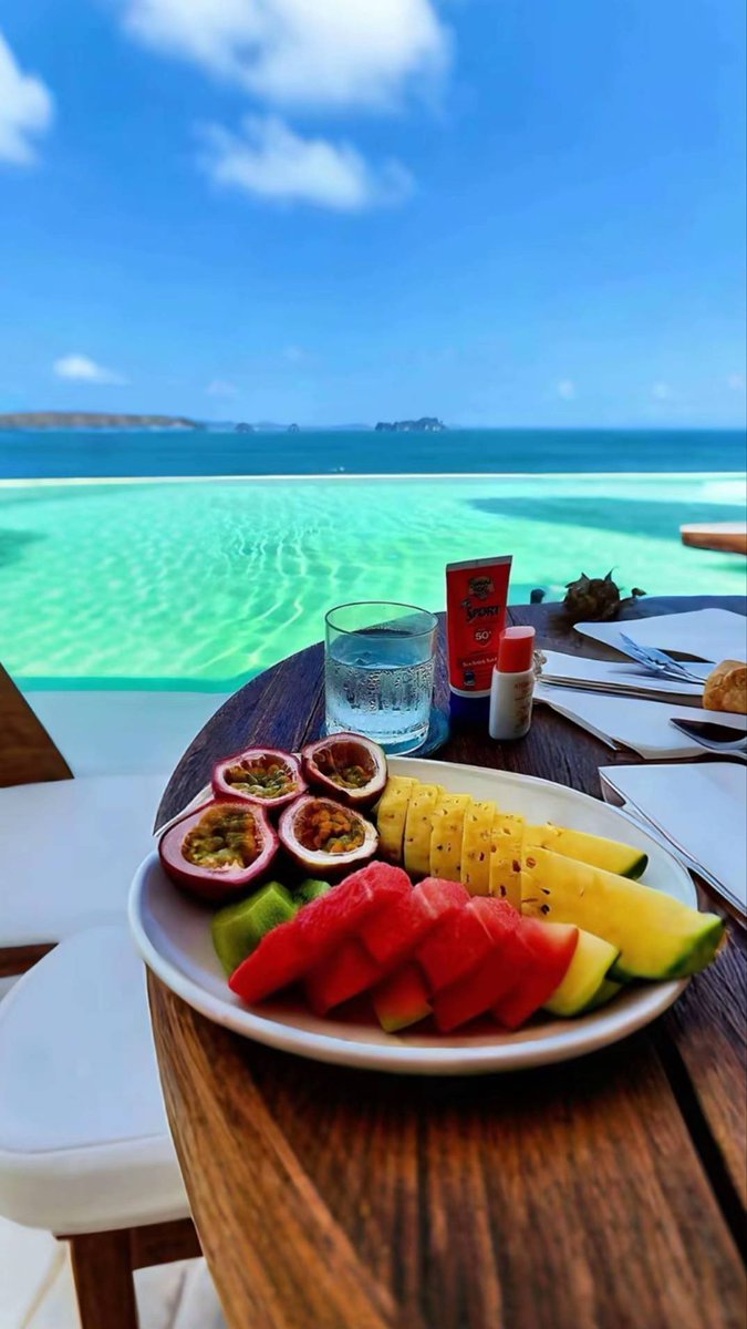 saudi_thai's tweet photo. جنة مخفية في قلب تايلاند 🇹🇭

🏝️جزيرة بي بي Phi Phi

_ من أجمل الجزر اللي ممكن تزورها👌🏻
_ بحرها خرافي وأجواءها ولا أروع 🌊
_ أنسب وقت للزيارة من نوفمبر إلى أبريل ☀️
_ تجربة ما تنسى وجمال ما له وصف 💞

#تايلاند #جزرجميلة
#سياحة #سعوديون_حول_العالم https://t.co/nYLyqkTPM0