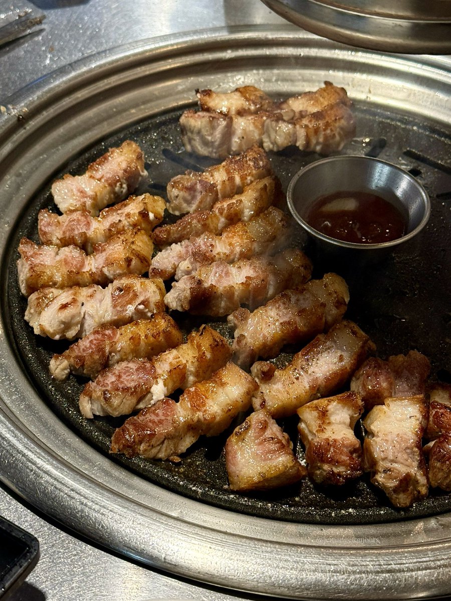 혜화/대학로 육식주
삼겹살 

대학로 최고의 돼지고기(~˘▾˘)~ 삼겹살, 목살, 등겹살 다 맛있는 곳. 고기 다 구워줘서 편하고 명이나물, 양파 장아찌 같은 밑반찬도 맛있고 깔끔한 편
