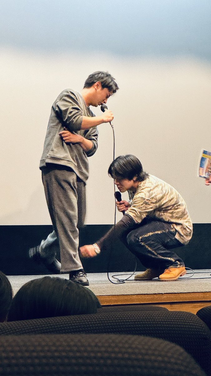 ____7___2__3_'s tweet photo. これは足首を掴まれるのが嫌な松本さんと掴む伊能さん https://t.co/f5lDeZFKTY