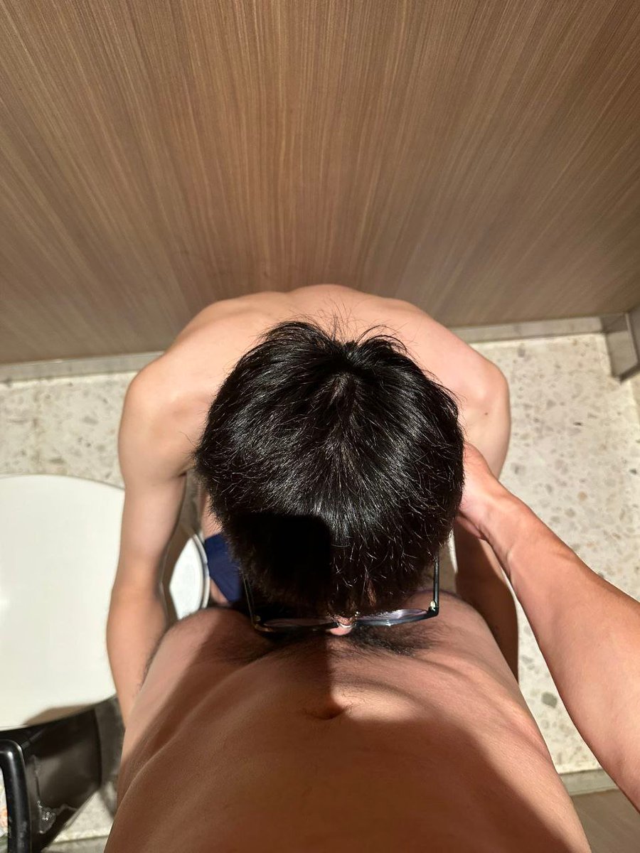 好久没释放了 性瘾按耐不住啊 这两天正好有人约我 想玩点刺激的 直接见面去了公厕 互口 互撸 还想开发新玩法 谁来 （🐔是右边那个大是我哈 对方视角拍的）