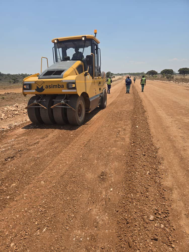 zinaraZW's tweet image. Construction in Progress
Work is underway on the Marondera–Wedza Road (Mushandirapamwe Road)
This road upgrade will improve travel, safety, and is expected to boost economic activity in the area.
#InfrastructureDevelopment
#kmbykm